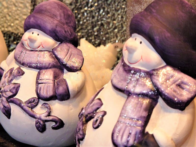 Munecos de nieve, agotador de moda púrpura sombreros a bufandas, espera alguien sobre el hacer ojo a rechazar enamorado a ellos fresco sonrisa.