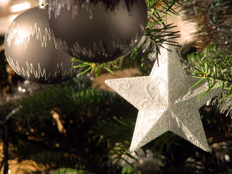 Estrella a esfera sobre el árbol de navidad.