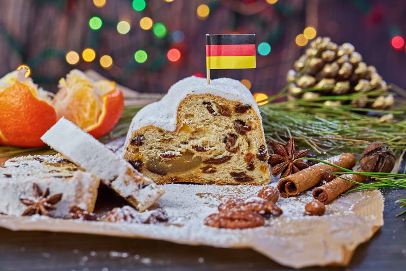 Christmas Stollen es un pan tradicional de fruta dulce con azúcar glaseado de Alemania imagen de archivo libre de regalías Christmas Stollen es un pan tradicional de fruta dulce con azúcar glaseado de Alemania imagen de archivo libre de regalías