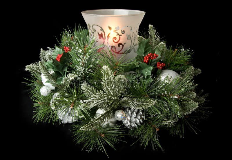 Vánoční stůl vrchol s hurrican skla, zářící svíčky a matné zeleně, izolovaných na černém pozadí.