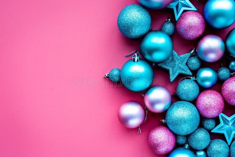 Tìm kiếm một mẫu đồ chơi Giáng sinh độc đáo và đáng yêu? Những quả bóng hồng, xanh và những ngôi sao đáng yêu trên nền hồng sẽ là lựa chọn tốt cho bạn. Bôi đỏ toàn bộ hoặc một vài mẫu, tất cả đều đáng yêu và sẽ giúp trang trí lễ hội của bạn thêm phần lung linh.