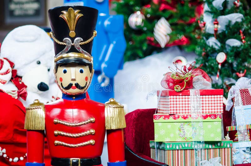 La scena del natale con Decorazioni di festa, Albero Giocattoli lasciati da Babbo Natale con il gigante vittoriano giocattolo schiaccianoci.