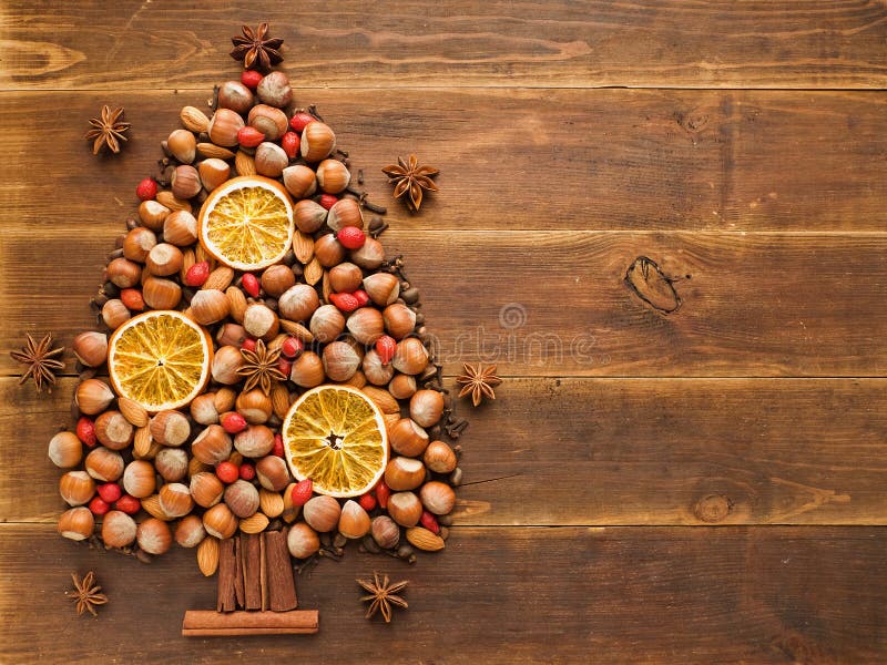 Vánoční stromeček vyrobený z ořechy, koření a sušené pomeranče.