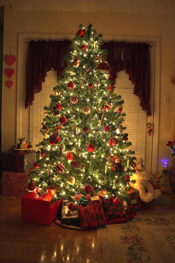 Árbol de navidad en cálido, las luces sobre el, regalos un árbol.