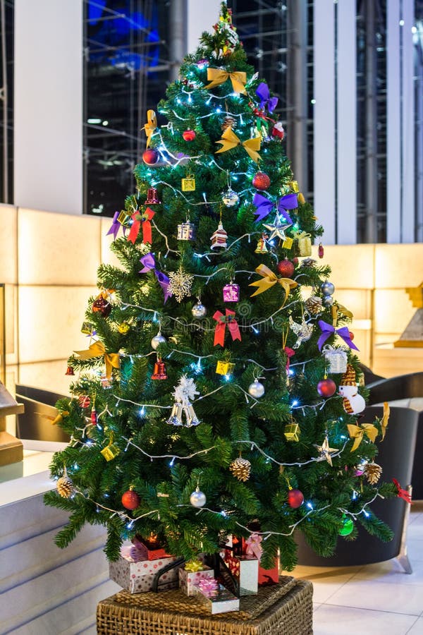 Christmas Tree with Colorful Ornaments Decoration, Prepare in Party