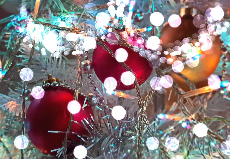 Giáng Sinh đã đến, hãy đem không khí ấm áp đến trong không gian làm việc của bạn với cây thông Giáng Sinh màu đỏ và xanh đầy lôi cuốn. Hãy cùng chúng tôi tìm hiểu và lựa chọn cho mình cây thông màu sắc đẹp nhất.