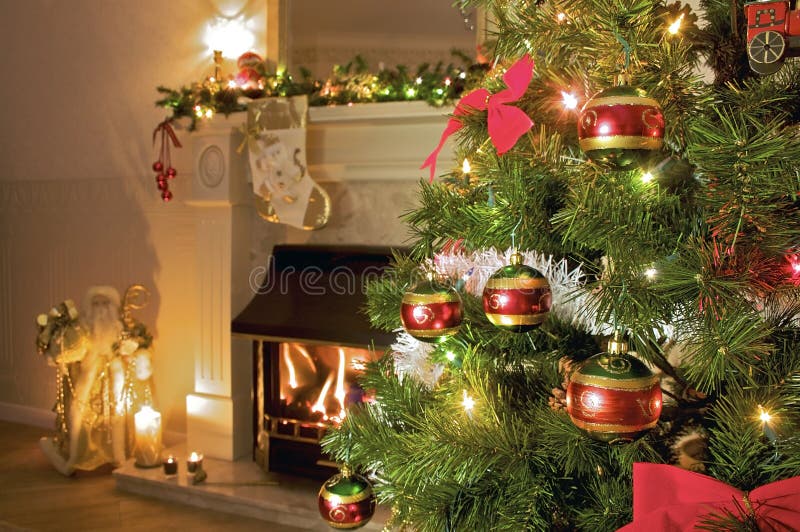Vánoční strom v hlavní obývací místnosti s krbem
