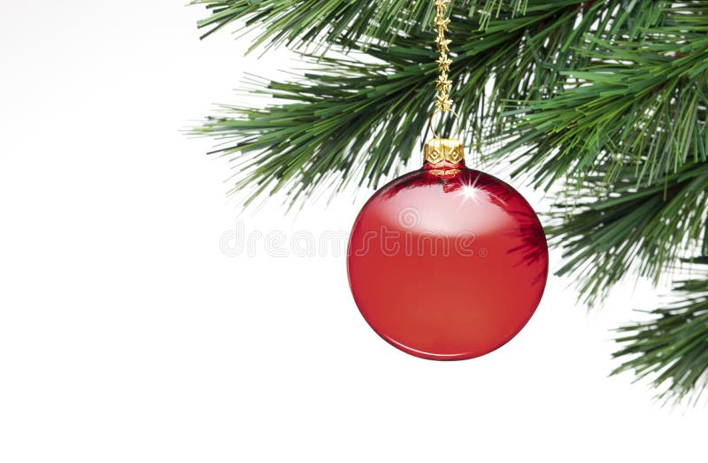 Un rosso ornamento di natale su un albero isolato su uno sfondo bianco.