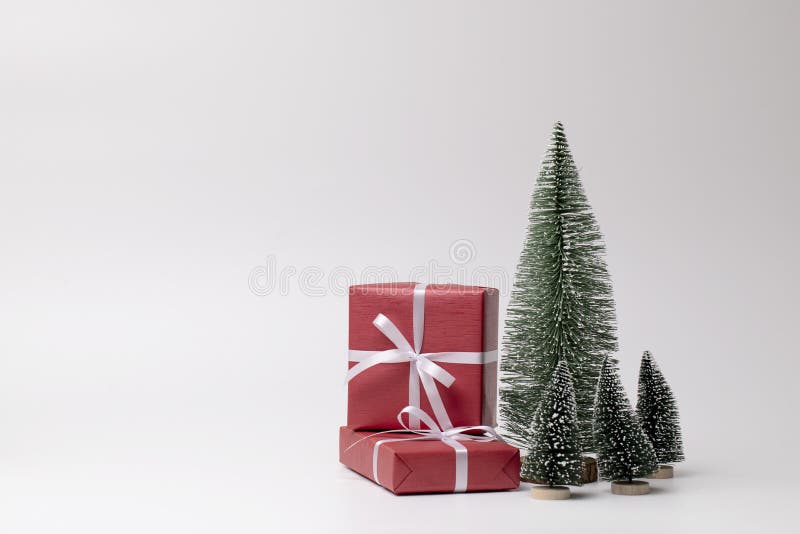 Nếu bạn đang tìm kiếm một hình nền đẹp cho màn hình của mình, hãy ghé thăm hình ảnh này. Với cây thông và quà tặng trên nền trắng, bạn sẽ có một bức tranh Giáng Sinh thật đẹp để giữ gìn cho màn hình của mình. Hãy tải về ngay và cùng cảm nhận không khí lễ hội Giáng Sinh tràn đầy niềm vui và hạnh phúc!