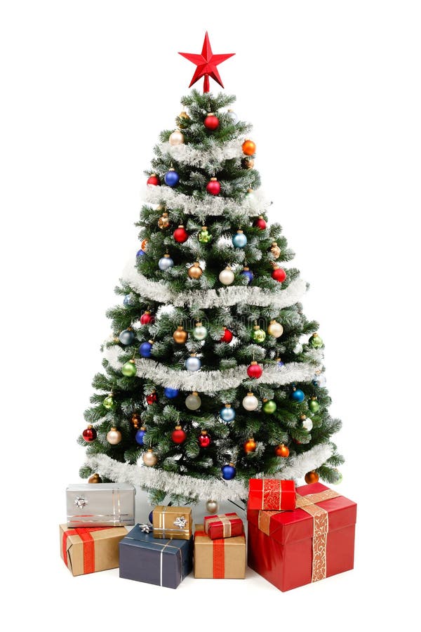Albero di Natale artificiale isolato su bianco, decorato con ornamenti colorati e argento garland, un sacco di regali sotto l'albero.