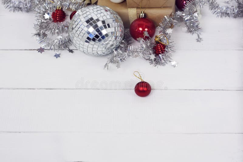 Christmastime 2020 del buon anno Giocattoli dei contenitori di regalo e dell'albero di Natale su fondo Foto rustica della luce di fotografia stock libera da diritti Christmastime 2020 del buon anno Giocattoli dei contenitori di regalo e dell'albero di Natale su fondo Foto rustica della luce di fotografia stock libera da diritti