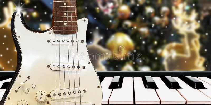 Christnas bawi się muzykę z pianinem i gitarą przy midnight czasem fotografia stock Christnas bawi się muzykę z pianinem i gitarą przy midnight czasem fotografia stock