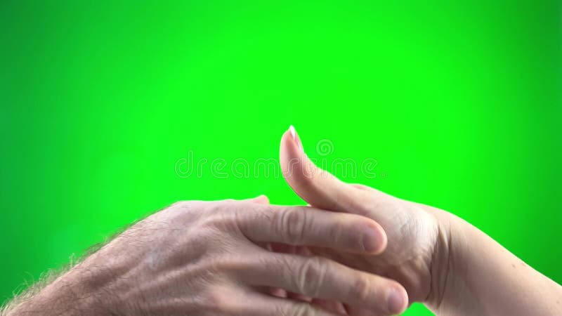 Chroma πλήκτρο τηλέφωνο δείχνει επιδοκιμασία άνδρας γυναίκα που σηκώνει τα χέρια. χέρι που συλλέχθηκε για χειραψία συμφώνησε σε συ απόθεμα βίντεο