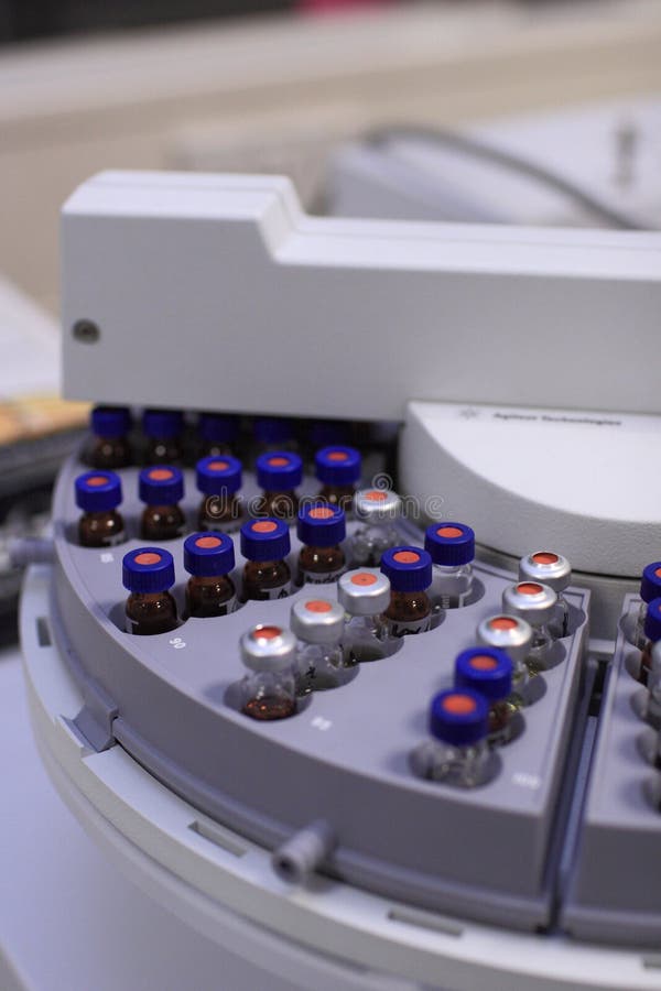 Cromatografía muestras en pequeno vaso botellas antes inyección en analítico dispositivo.