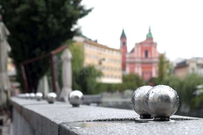 Chrome-Bälle, welche die Flusswand in Ljubljana, Slowenien zeichnen stockfoto Chrome-Bälle, welche die Flusswand in Ljubljana, Slowenien zeichnen stockfoto