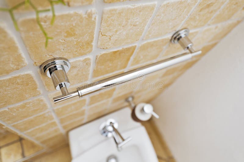 Chrome-Griff im modernen Badezimmer stockfoto Chrome-Griff im modernen Badezimmer stockfoto