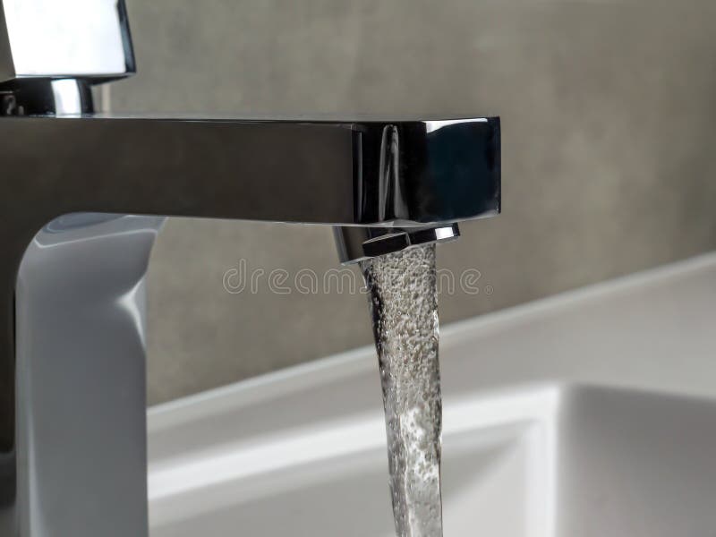 Chrome-Hahn mit fließendem Wasser stockfotos Chrome-Hahn mit fließendem Wasser stockfotos