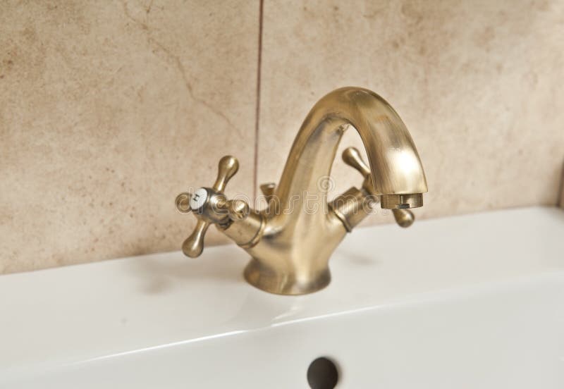 Chromu obcieknięcia klepnięcie Zlew faucet w łazience Wodny oszczędzania pojęcie Zbliżenie wodociągowy faucet melanżer dla wody fotografia royalty free
