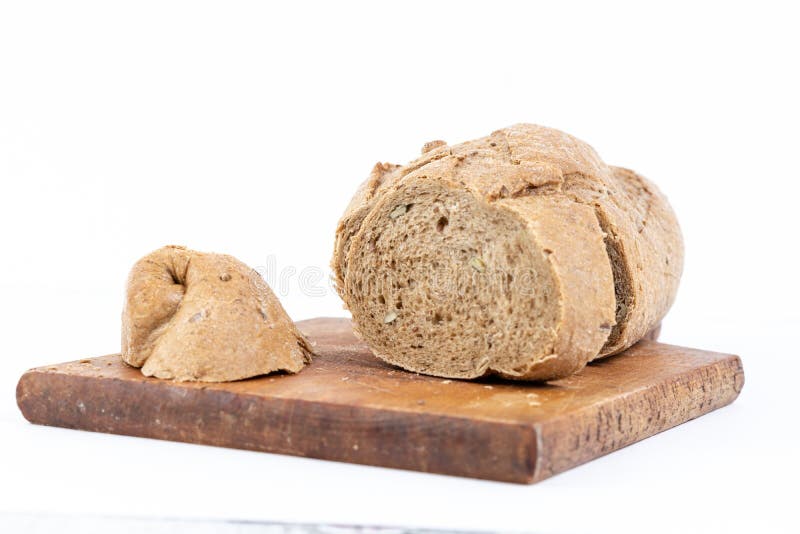 Chrono bröd med sädesslagskivor på skärbrädan royaltyfri foto Chrono bröd med sädesslagskivor på skärbrädan royaltyfri foto