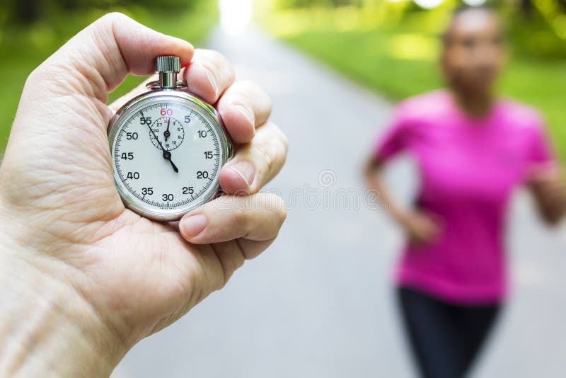 Chronometertijdopnemer en het Jonge Vrouw Lopen royalty-vrije stock fotografie Chronometertijdopnemer en het Jonge Vrouw Lopen royalty-vrije stock fotografie