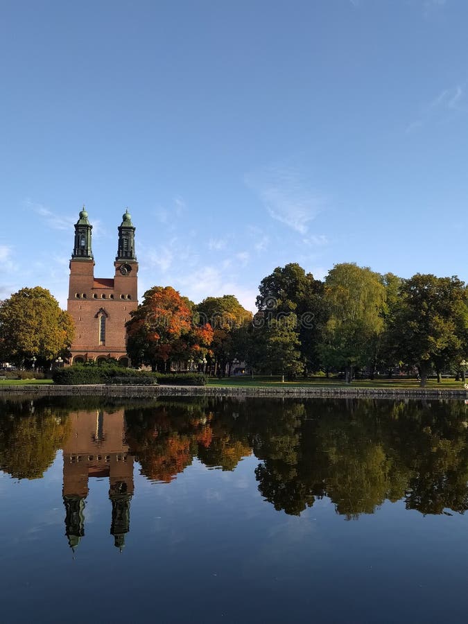 Chruch kloster στην eskilstuna σουηδία ευρώπη που αντανακλά τα ποτάμια δέντρα το φθινόπωρο στοκ φωτογραφίες με δικαίωμα ελεύθερης χρήσης