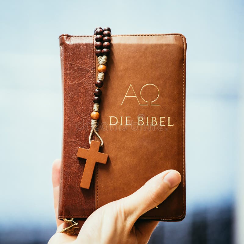 Chrze?cija?ska kaznodzieja: M?ody cz?owiek trzyma bibli?, ono modli si? zdjęcie royalty free Chrze?cija?ska kaznodzieja: M?ody cz?owiek trzyma bibli?, ono modli si? zdjęcie royalty free