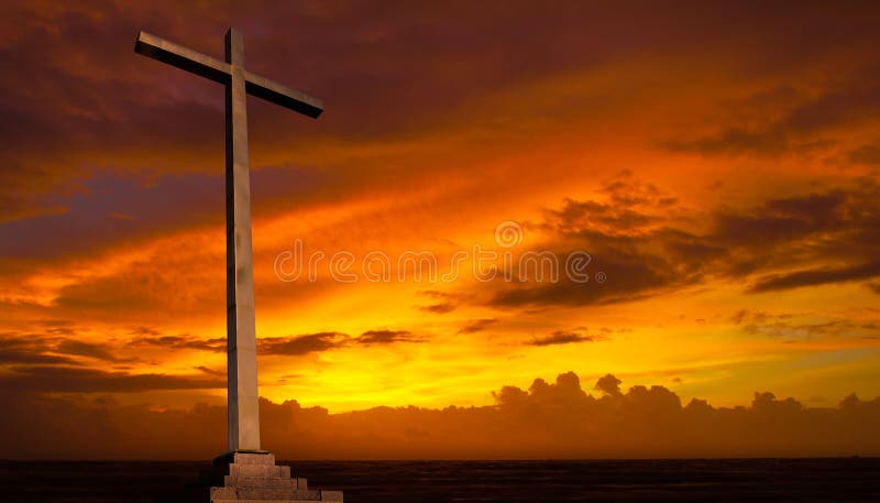Chrześcijanina krzyż na zmierzchu niebie. Religii pojęcie.