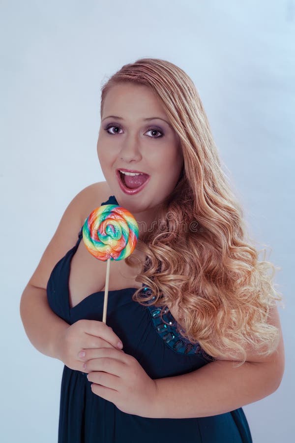 Chubby Woman Holding Lollipop Con La Boca Abierta Foto De Archivo 