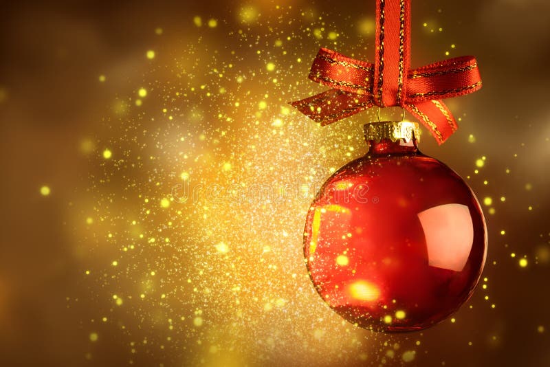 Chuchería roja de la Navidad con la chispa sobre backg brillante del brillo mágico imágenes de archivo libres de regalías Chuchería roja de la Navidad con la chispa sobre backg brillante del brillo mágico imágenes de archivo libres de regalías