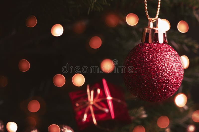 Chuchería y regalo de la Navidad en árbol con las luces de Bokeh en pocilga retra imagen de archivo Chuchería y regalo de la Navidad en árbol con las luces de Bokeh en pocilga retra imagen de archivo