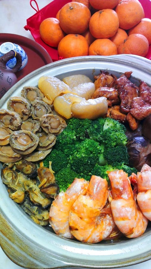 Chucherías de un pote, cuenco del tesoro para la cena china del Año Nuevo fotos de archivo Chucherías de un pote, cuenco del tesoro para la cena china del Año Nuevo fotos de archivo