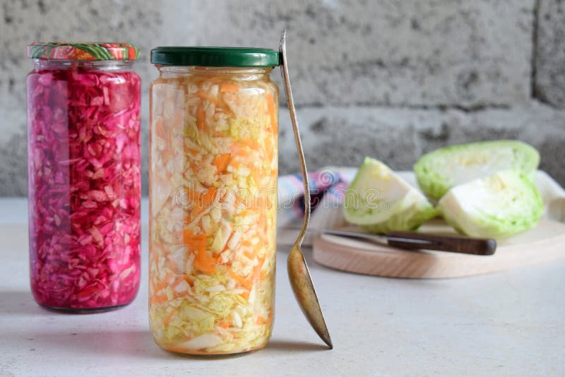Chucrut en el tarro de cristal, la col adobada, la zanahoria y remolachas Comida probiótica y fermentada salmueras Estafa vegetar imágenes de archivo libres de regalías Chucrut en el tarro de cristal, la col adobada, la zanahoria y remolachas Comida probiótica y fermentada salmueras Estafa vegetar imágenes de archivo libres de regalías