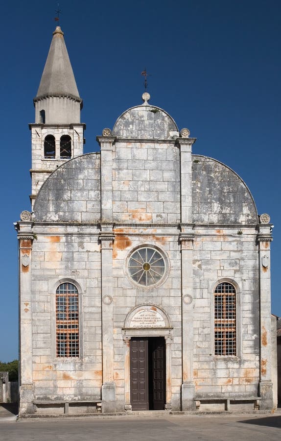 Kirche mit einer Glocke im hintergrund und blauen Himmel.