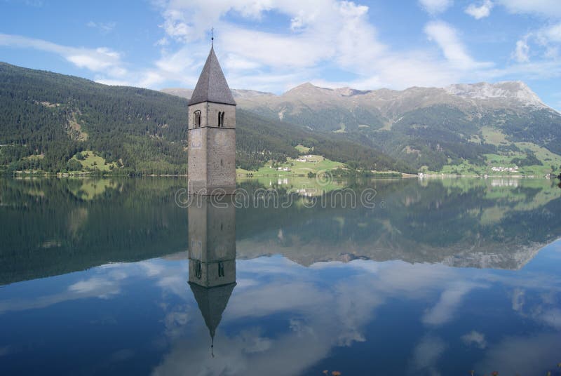 Краткое содержание озеро башня. Облако озеро башня Набоков. Башня на озере. Башня в озере Италия.