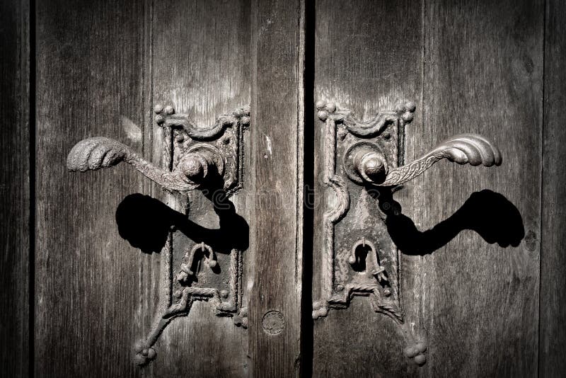 Antiguo la manija de iglesia de madera puerta cubierto óxido 