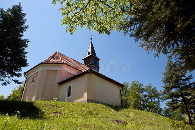 Kostel na travnatém kopci