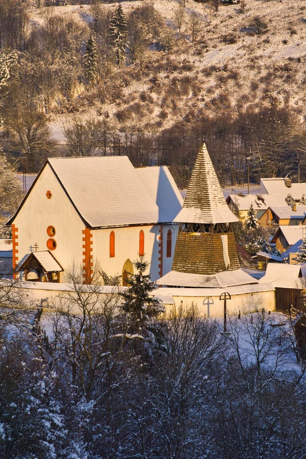 Cerin kostol sv. Martina s drevenou zvonicou