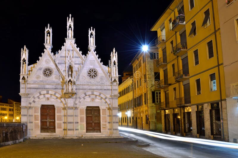  , gótico iglesia, es un se encuentra sobre el bancos de un rio,,,.