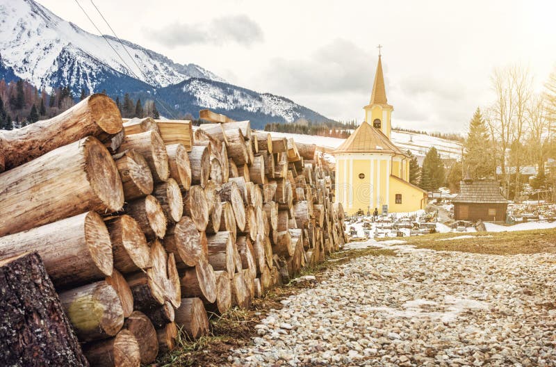 Kostol Navštívenia Panny Márie a drevené trámy v Ždiari, slnko