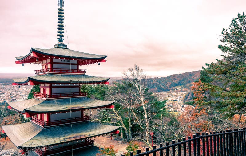 Chureito-Pagode, der berühmte Platz, zum von mt anzusehen Fuji bei Kawaguchiko, Japan stockfotografie Chureito-Pagode, der berühmte Platz, zum von mt anzusehen Fuji bei Kawaguchiko, Japan stockfotografie