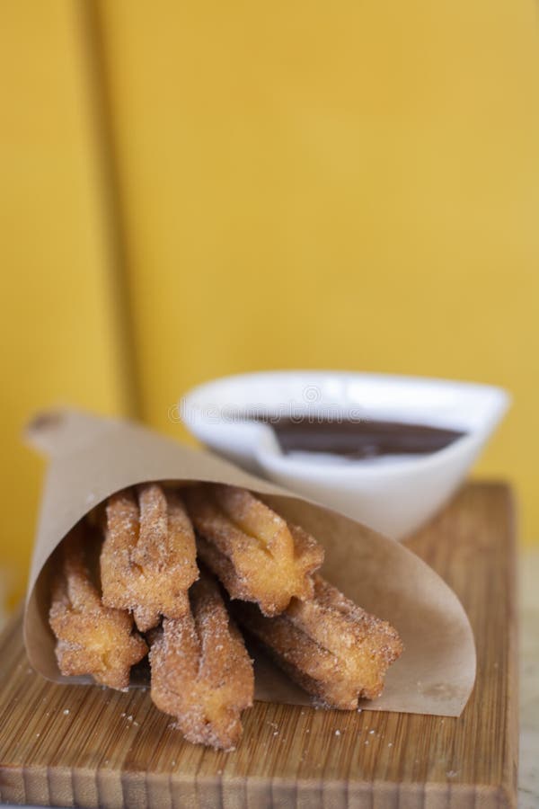Churros briet Gebäckaufschlag mit Soße der heißen Schokolade stockbilder Churros briet Gebäckaufschlag mit Soße der heißen Schokolade stockbilder