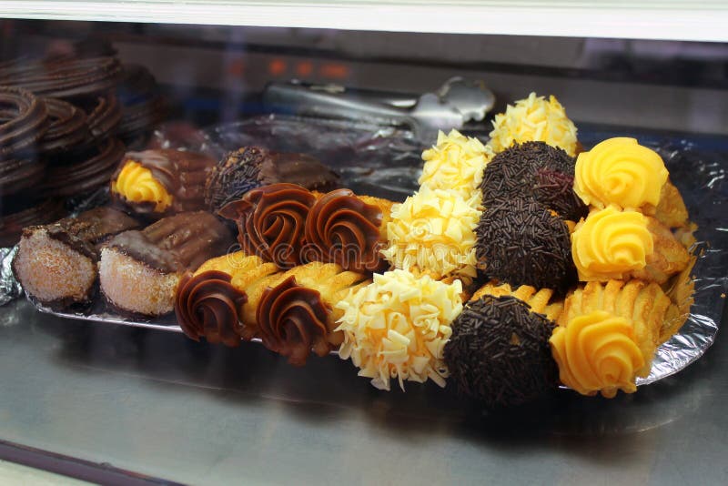 Churros, spuntino spagnolo tradizionale della pasticceria della friggere-pasta immagine stock Churros, spuntino spagnolo tradizionale della pasticceria della friggere-pasta immagine stock