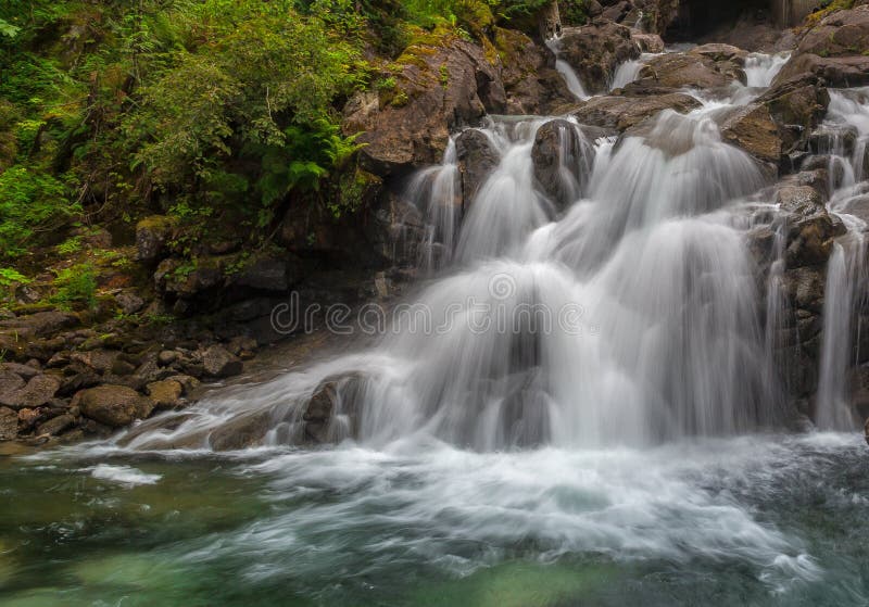 Chute d'eau à deception creek dans l'état de washington photographie stock