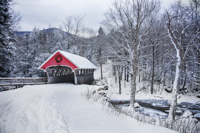Chutes de neige de pont couvert dans New Hampshire rural