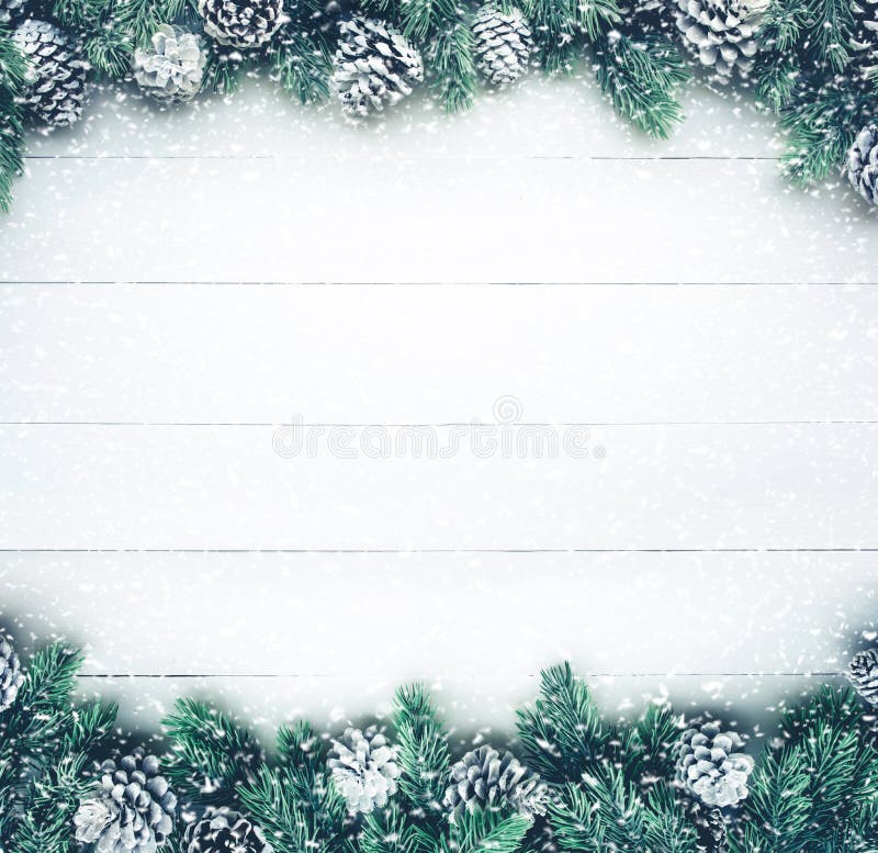 Chutes de neige sur l'arbre de sapin de Noël avec la décoration de branche de pin sur le bois blanc photographie stock Chutes de neige sur l'arbre de sapin de Noël avec la décoration de branche de pin sur le bois blanc photographie stock