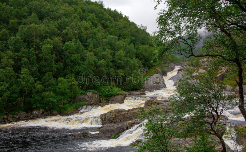 Download Chutes En Montagnes De La Norvège Par Temps Pluvieux Photo stock - Image du cascade, couleur: 77153330