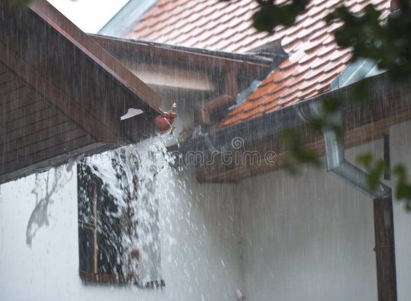 a chuva pesada no telhado