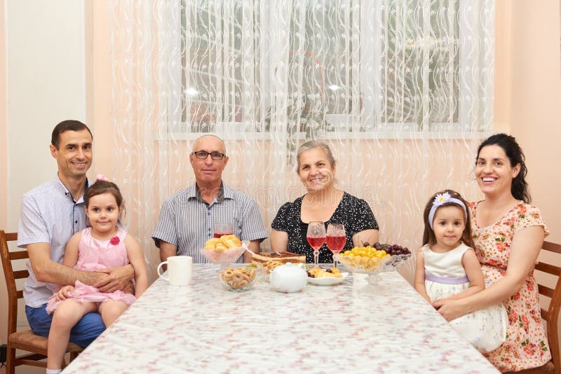 Chá bebendo da família grande na sala de jantar imagem de stock royalty free Chá bebendo da família grande na sala de jantar imagem de stock royalty free