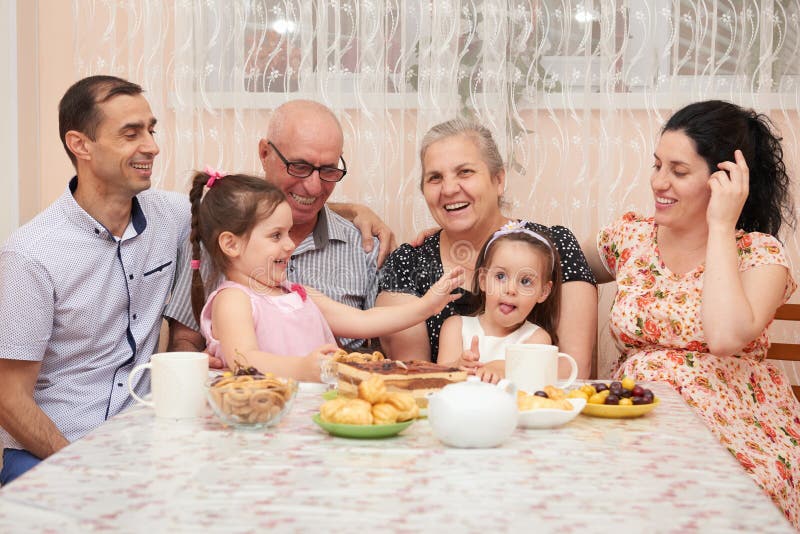 Chá bebendo da família grande na sala de jantar fotos de stock Chá bebendo da família grande na sala de jantar fotos de stock