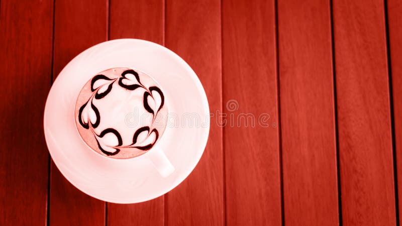 Chá da xícara de café ou do chai com arte do latte conceito do tempo do leasure Árvore congelada sozinha Tema coral de vida - cor foto de stock Chá da xícara de café ou do chai com arte do latte conceito do tempo do leasure Árvore congelada sozinha Tema coral de vida - cor foto de stock